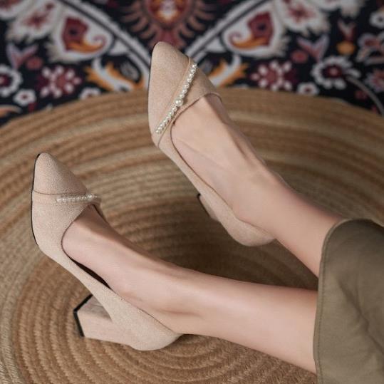 Giày cao gót vuông 7p bít mũi công sở da nhung kết dây chéo hạt châu - BM83