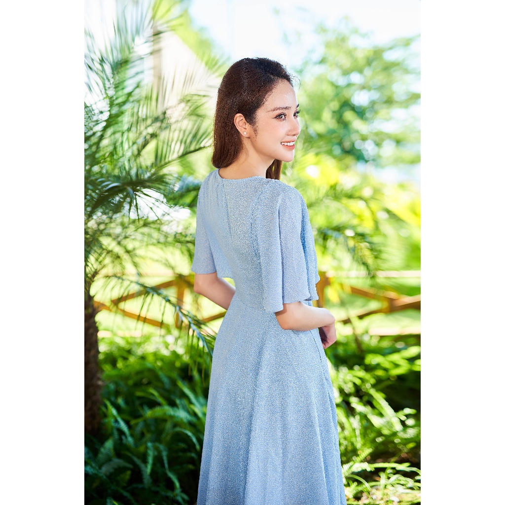 Đầm V-neck Flare Dress dáng xoè, cổ tim, tay phủ vai rộng, may hai lớp