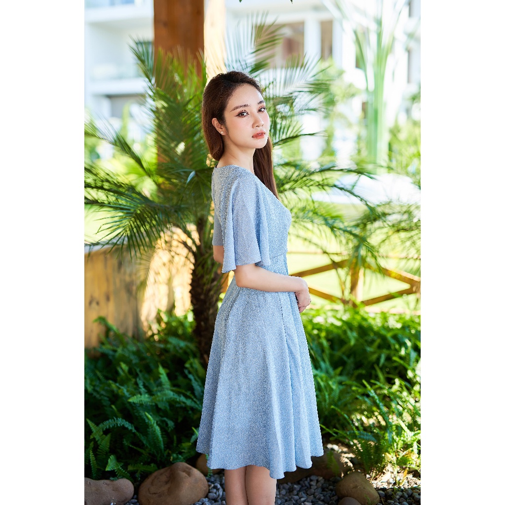 Đầm V-neck Flare Dress dáng xoè, cổ tim, tay phủ vai rộng, may hai lớp