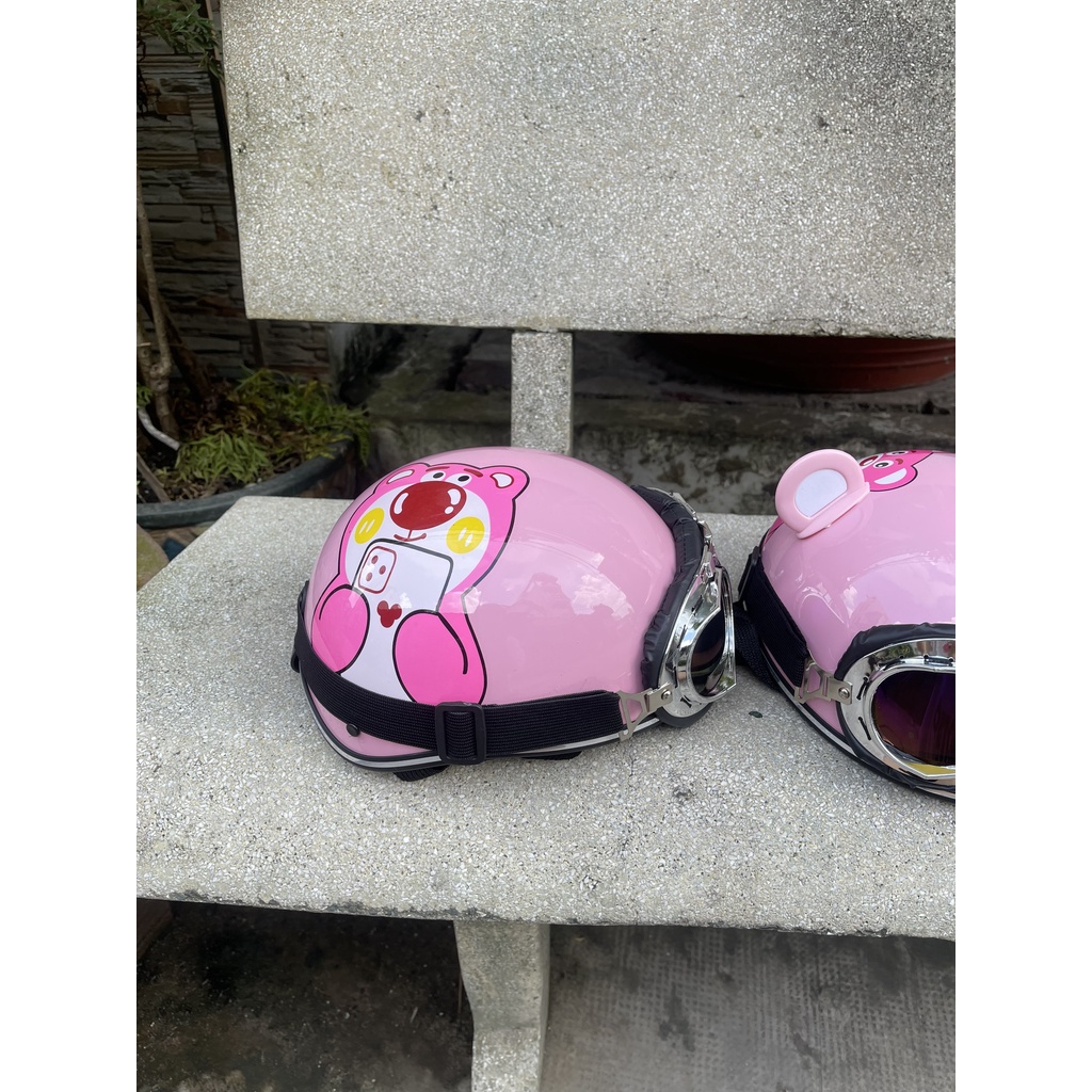 Nón bảo hiểm kính phi công in hình gấu dâu cho bé từ 2t đên 8t