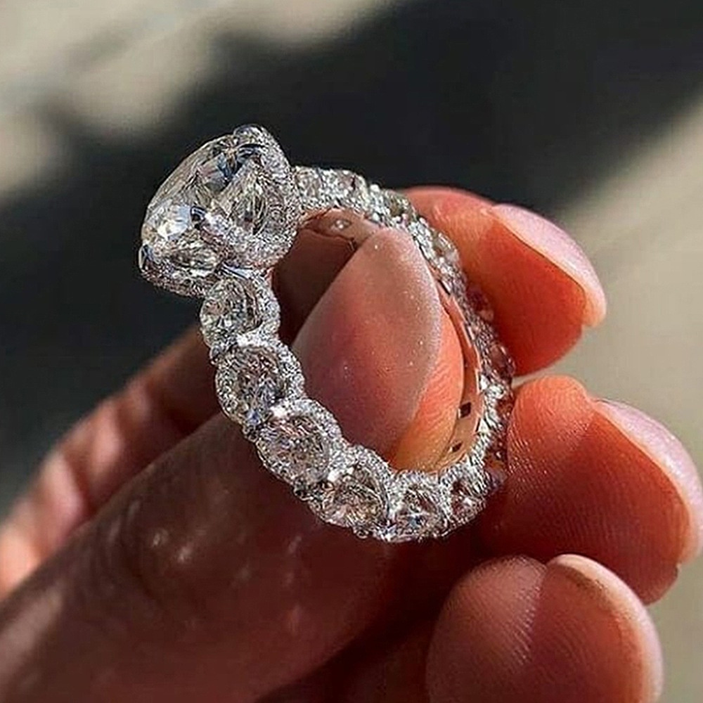 Nhẫn Cưới Bằng Đồng Đính Kim Cương Giả Hình Hoa Ngôn Ngữ Đơn Giản Cao Cấp