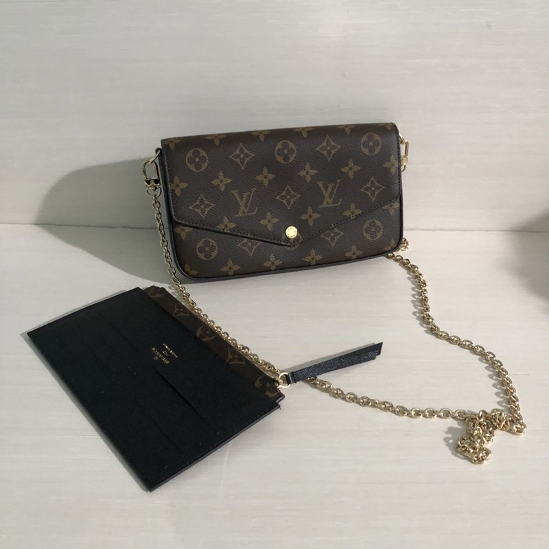 Sét 3 món, hiệu Lờ-vê