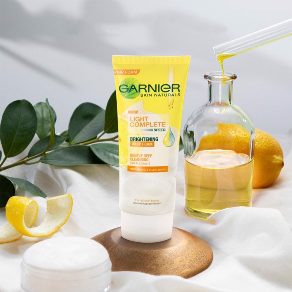 Sữa Rửa Mặt Dạng Bọt Garnier Light Complete Speed Brightening Whip Foam 100ml