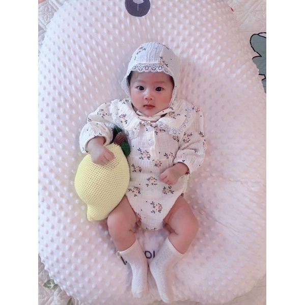 Body xô muslin hoa nhí dài tay kèm mũ buộc cực xinh cho bé