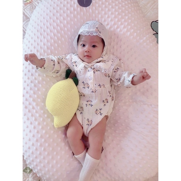 Body xô muslin hoa nhí dài tay kèm mũ buộc cực xinh cho bé