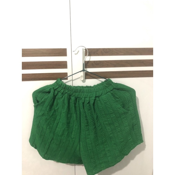 Sét áo quần xanh lá cây