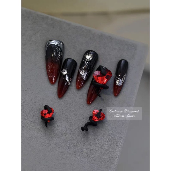 Charm rắn quấn quanh tim đá nail,charm mẫu mới hót trend