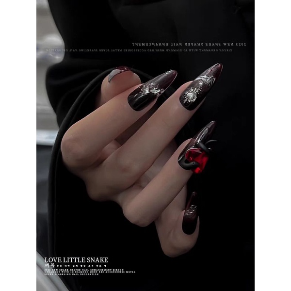Charm rắn quấn quanh tim đá nail,charm mẫu mới hót trend