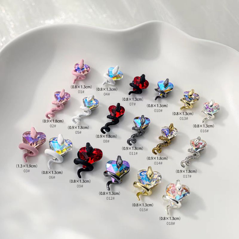 Charm rắn quấn quanh tim đá nail,charm mẫu mới hót trend
