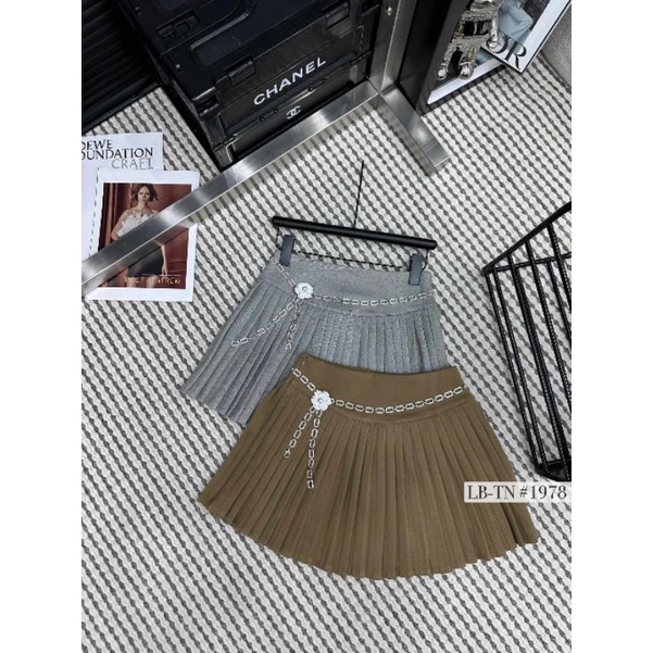 Chân váy xếp ly kèm dây xích hoa hàng QC