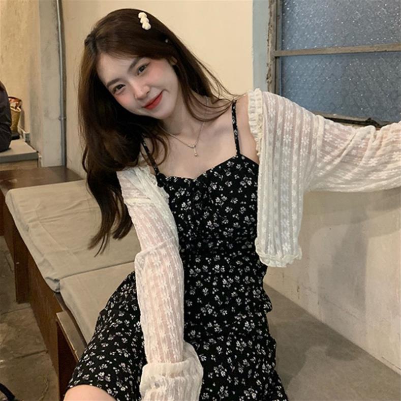 Set váy 2 dây hoa nhí đen kèm áo khoác cadigan ren hoa Ulzzang