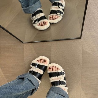 Đôi dép lông cừu và đôi bông bông