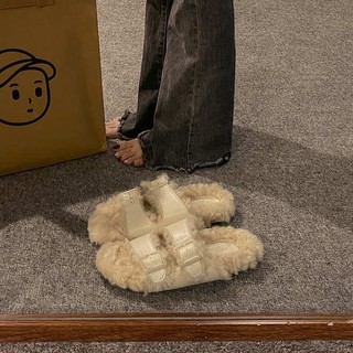 Đôi dép lông cừu và đôi bông bông
