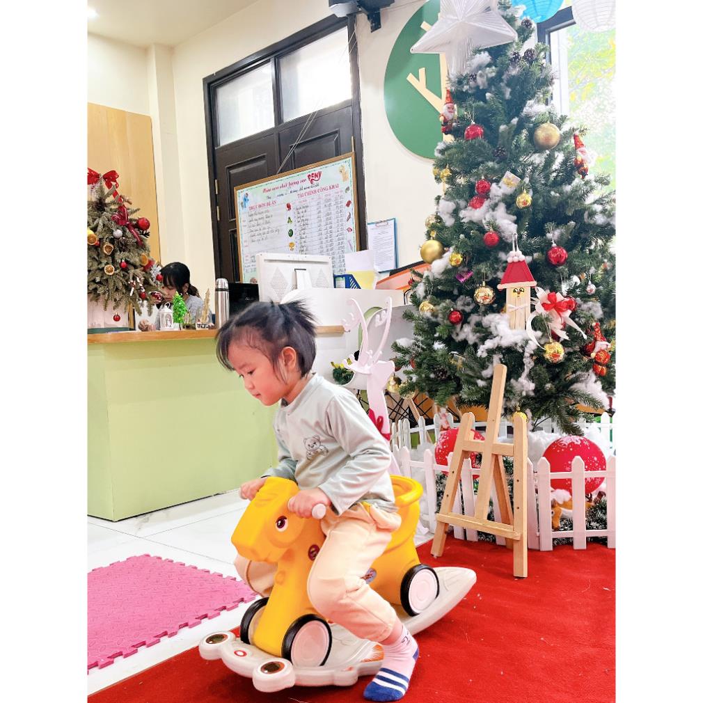 Ngựa bập bênh, chòi chân, phát nhạc