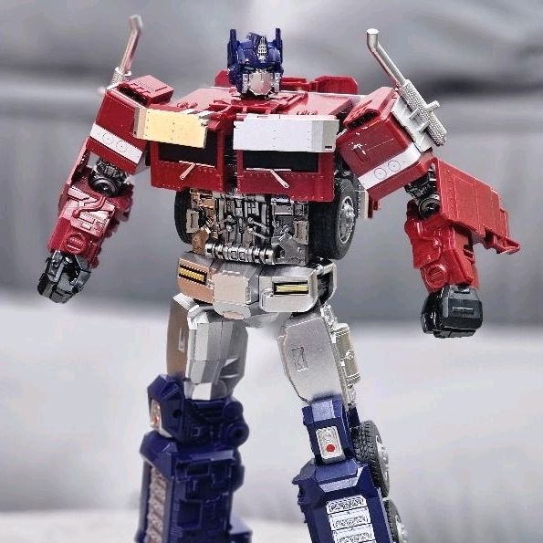Mô hình Optimus Prime ROTB 32CM - Baiwei TW-1027D