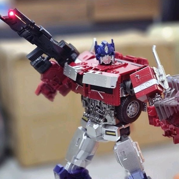 Mô hình Optimus Prime ROTB 32CM - Baiwei TW-1027D