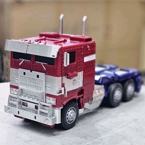 Mô hình Optimus Prime ROTB 32CM - Baiwei TW-1027D