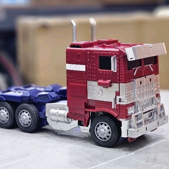 Mô hình Optimus Prime ROTB 32CM - Baiwei TW-1027D