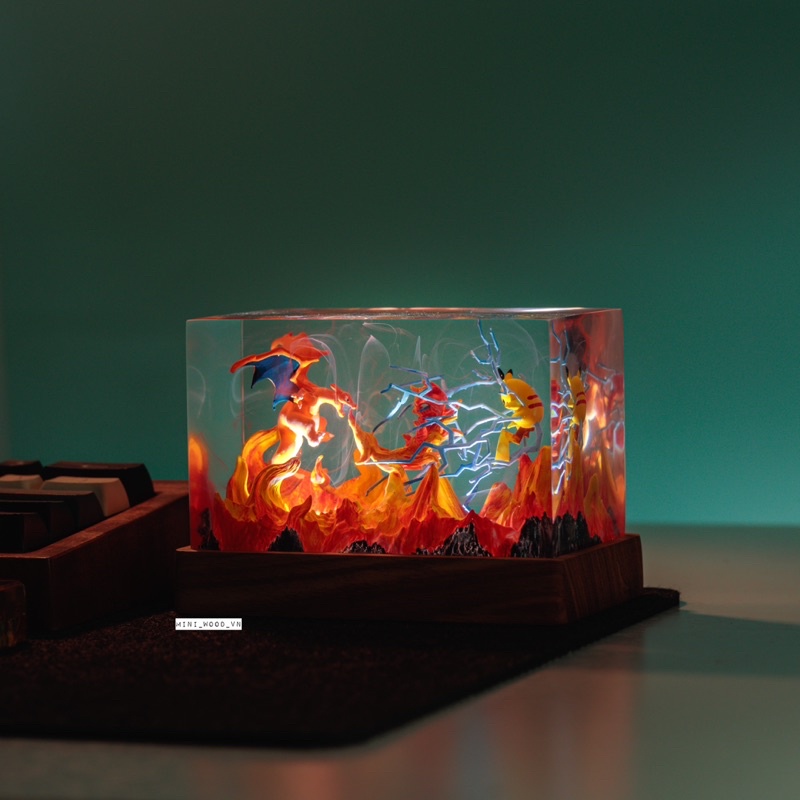 Đèn gỗ resin epoxy Pokemon - Pikachu & Lizardon.Lamp resin epoxy Pokemon - Pikachu & Lizardon