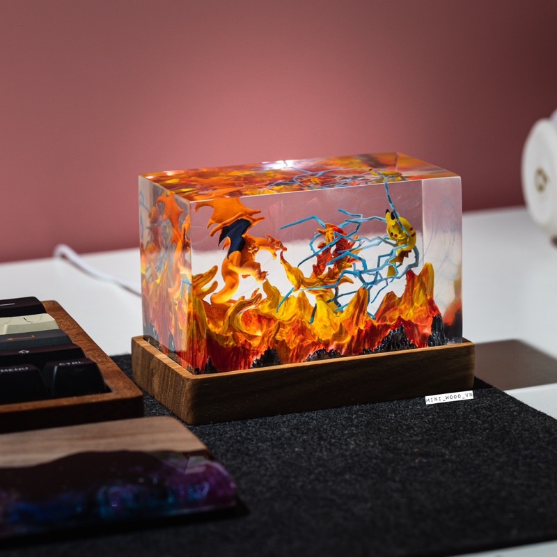 Đèn gỗ resin epoxy Pokemon - Pikachu & Lizardon.Lamp resin epoxy Pokemon - Pikachu & Lizardon