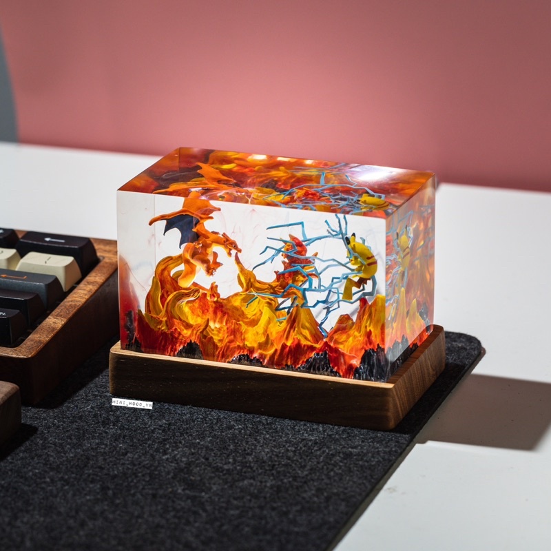 Đèn gỗ resin epoxy Pokemon - Pikachu & Lizardon.Lamp resin epoxy Pokemon - Pikachu & Lizardon