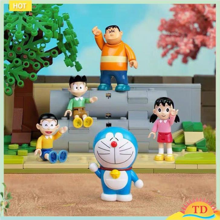 Đồ Chơi Xếp Hình Lắp Ráp Doraemon Keeppley K20409 Bộ Sân Bóng Tuổi Thơ