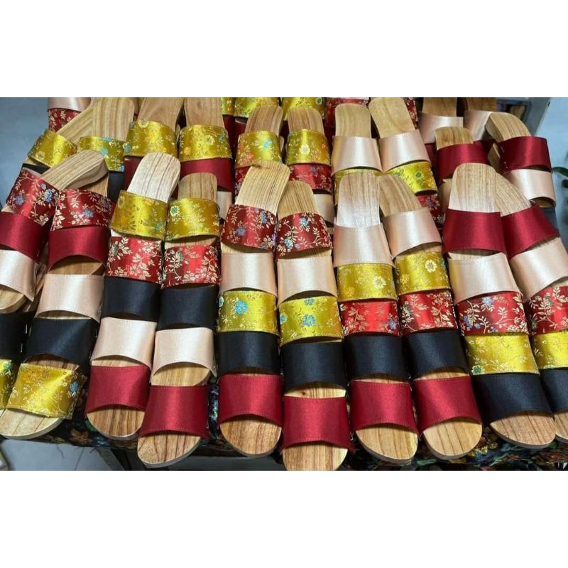 Guốc gổ thông quai lụa nhiều màu  cho bé