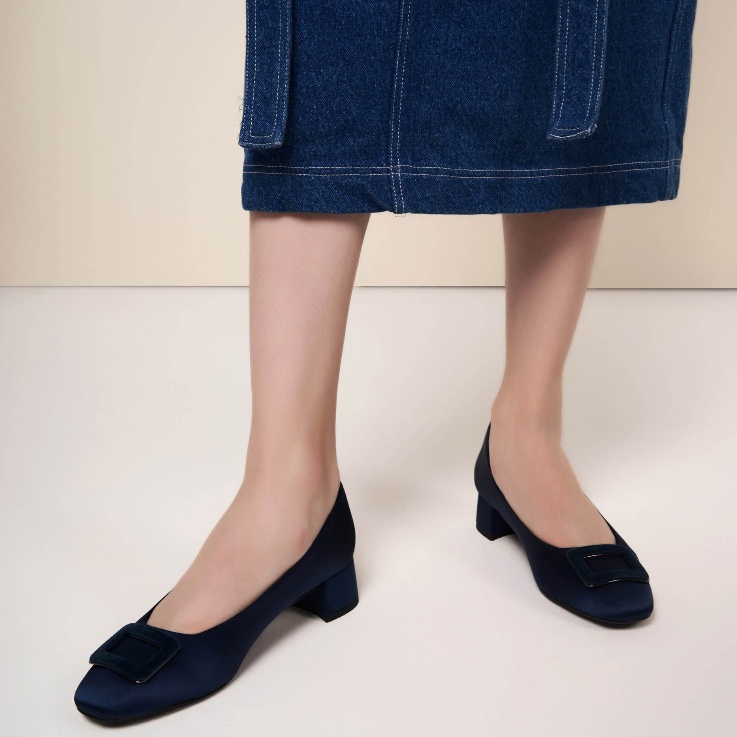 Vascara Giày Bít Mũi Satin Đính Khóa Kim Loại Phủ Nhung - BMN 0584