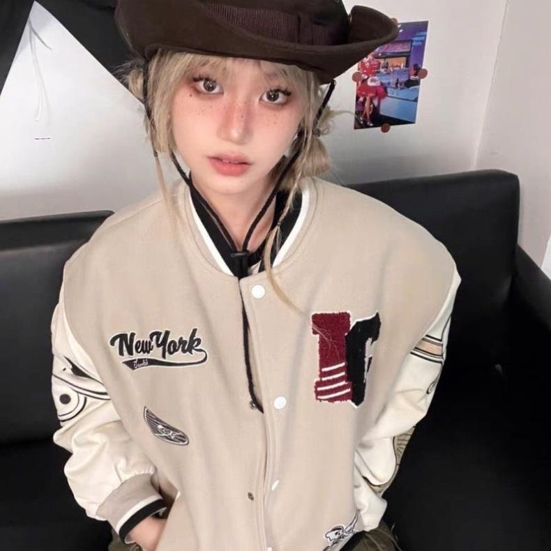 Áo khoác bóng chày màu be đậm form rộng hoạ tiết thêu thời trang nam Nữ