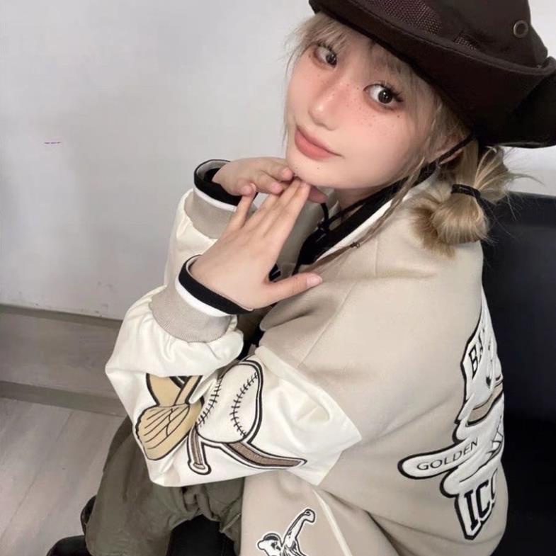 Áo khoác bóng chày màu be đậm form rộng hoạ tiết thêu thời trang nam Nữ