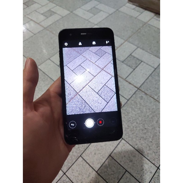 Xác điện thoại cũ LG Fortune 2 nứt kính, làm máy phụ