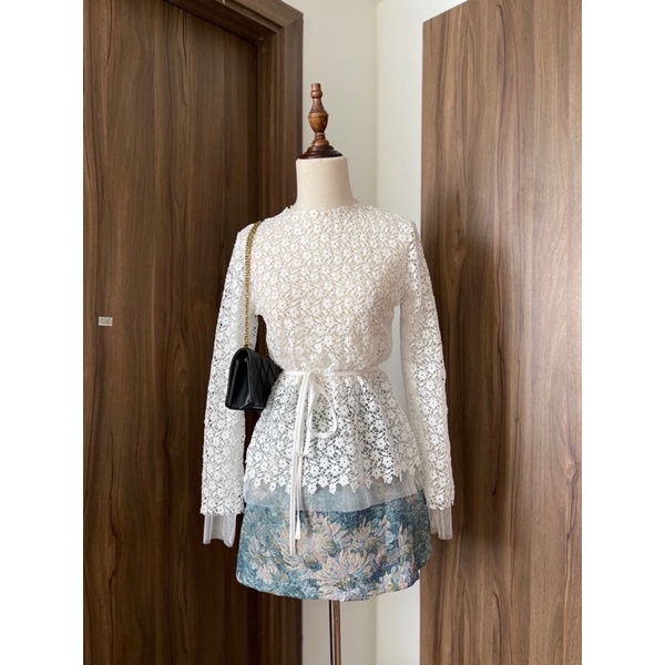 Set áo ren hoa kèm chân váy gấm xanh