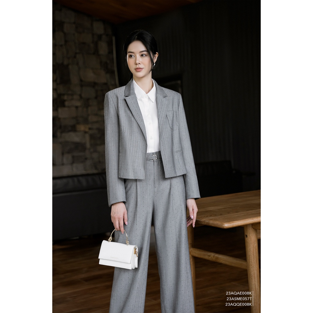 Áo blazer nữ tay dài Eva de Eva 23AQAE008K