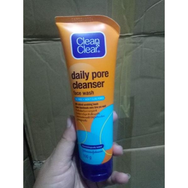 Sữa rửa mặt Clean Clear Có Hạt Massage làm sạch nhờn và ngăn ngừa mụn đầu đen 100g QS Store