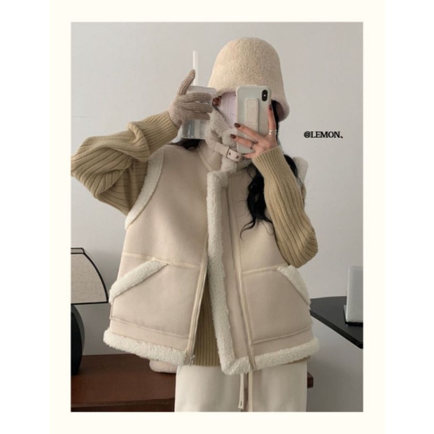 Áo Khoác Gile Da Lộn Lót Lông Xù Túi Hộp Chéo 4 Màu Trẻ Trung