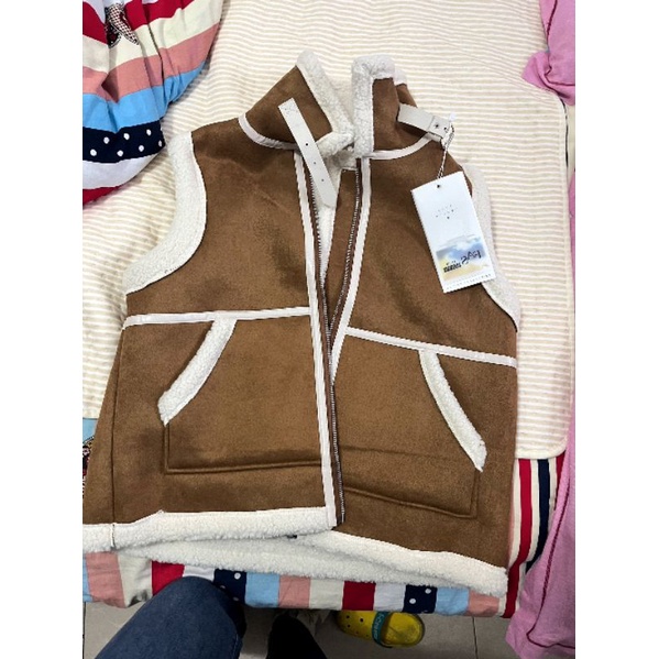 Áo Khoác Gile Da Lộn Lót Lông Xù Túi Hộp Chéo 4 Màu Trẻ Trung