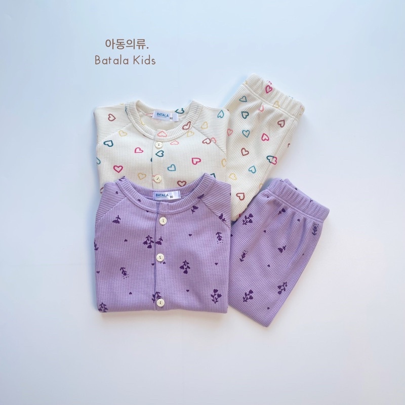 Set tổ ong họa tiết Hàn cho bé gái Batala Kids, bộ đồ thu đông trẻ em hoạ tiết dễ thương