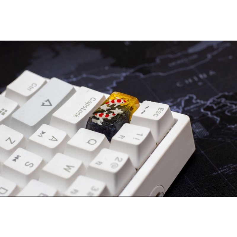 Keycap resin Tab 1.5U cá koi tone đen vàng trang trí bàn phím cơ gaming