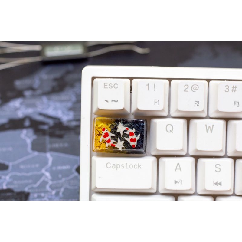 Keycap resin Tab 1.5U cá koi tone đen vàng trang trí bàn phím cơ gaming