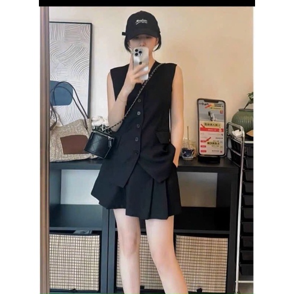 Set áo ghile đen form rộng + chân váy ngắn xoè có túi