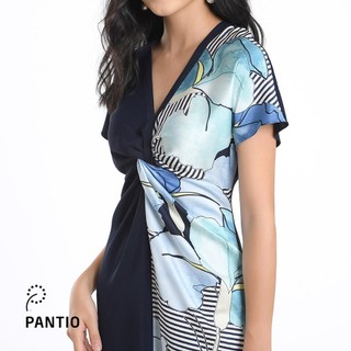 FDC52507 - Đầm công sở cổ V hoạ tiết một bên rút nhún thân trước - PANTIO