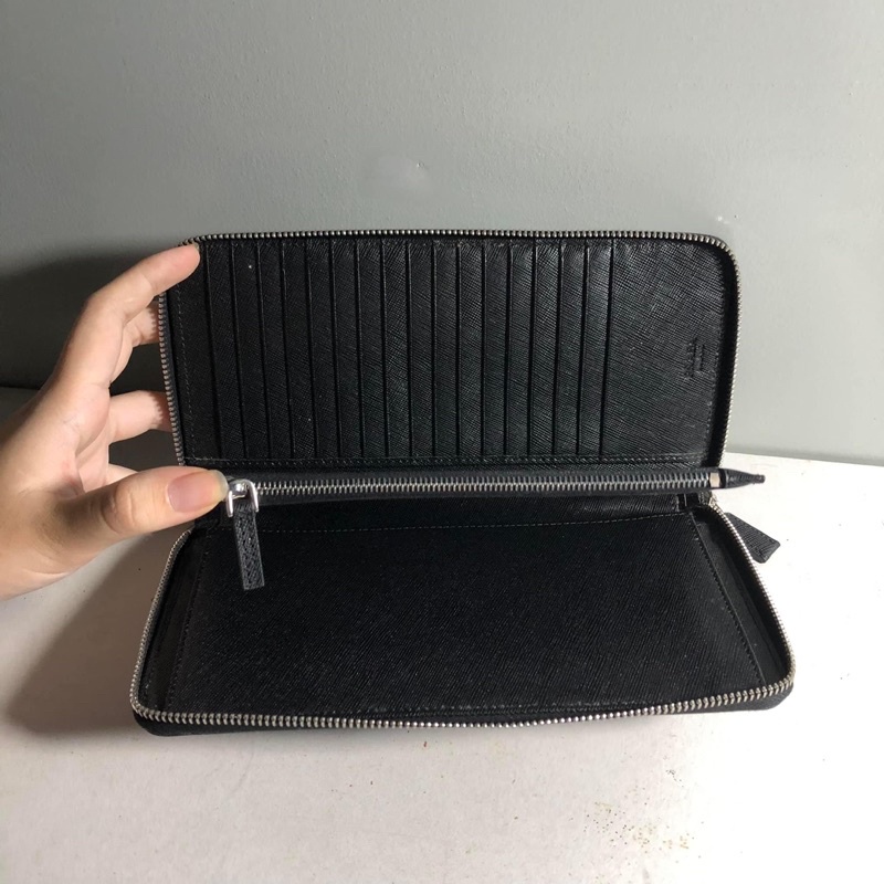 Ví si hiệu Pra.da