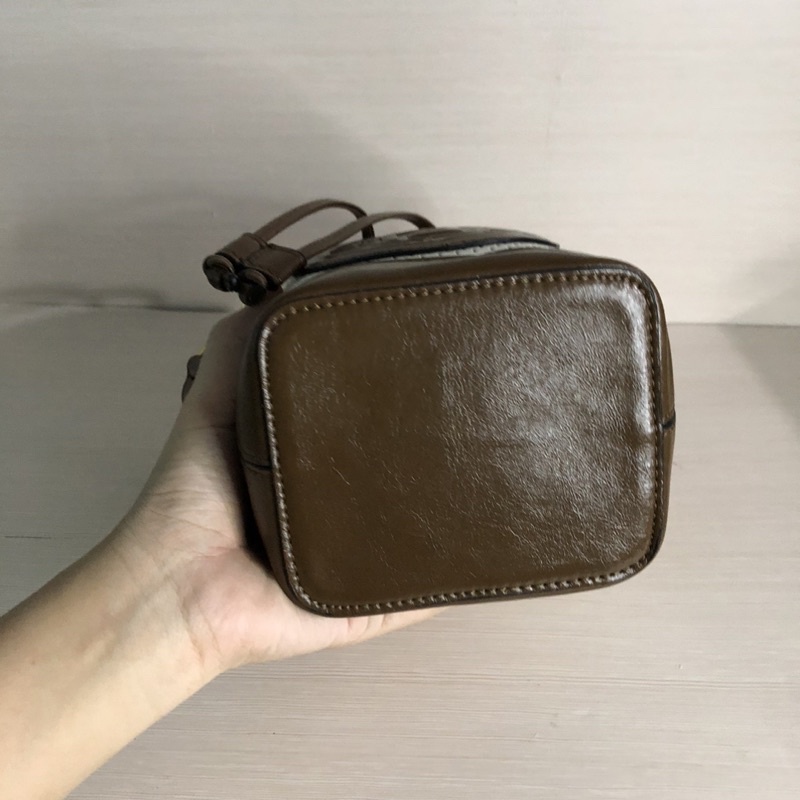 Túi si hiệu Fen.di