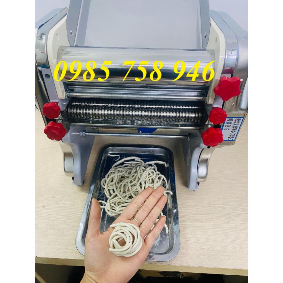 Máy cán bột , cắt mì thành sợi . Dùng điện gia đình 220V . Bảo hành 1 năm