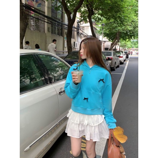 Áo hoodie dáng ngắn có mũ nỉ mỏng da cá dính nơ nhỏ bow tie đen và xanh