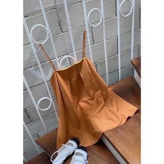 Váy nâu 2 dây suông ngắn trên gối
