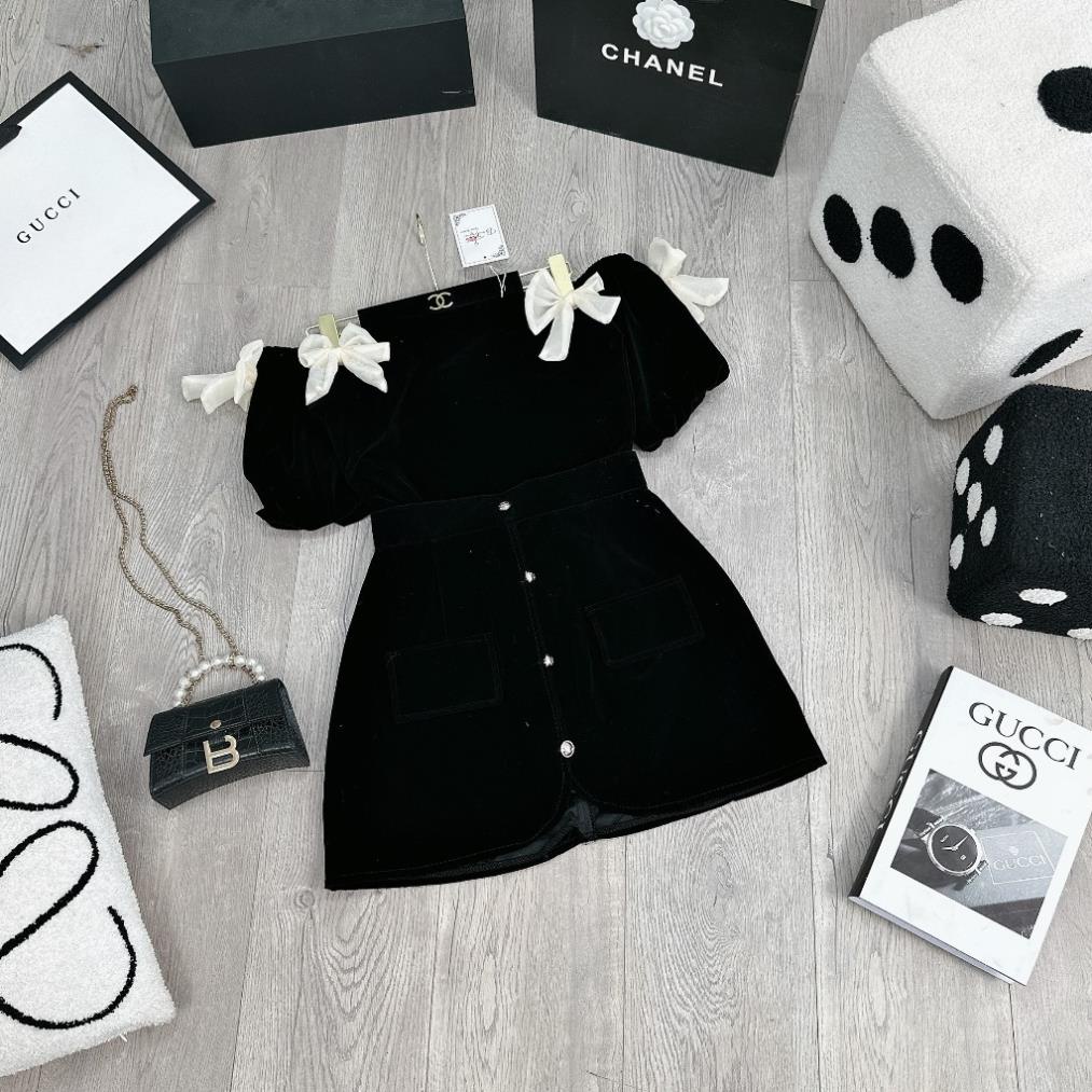 Set Bộ Đồ Nữ Nhung Cứng QC Áo Trễ Vai Tay Bồng Đính Nơ Nổi Mix Chân Váy Cúc Dọc Có Quần Trong Freesize