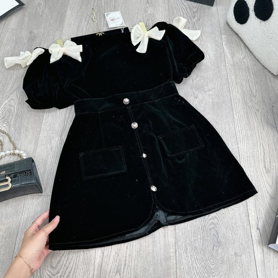 Set Bộ Đồ Nữ Nhung Cứng QC Áo Trễ Vai Tay Bồng Đính Nơ Nổi Mix Chân Váy Cúc Dọc Có Quần Trong Freesize