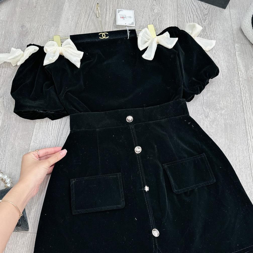 Set Bộ Đồ Nữ Nhung Cứng QC Áo Trễ Vai Tay Bồng Đính Nơ Nổi Mix Chân Váy Cúc Dọc Có Quần Trong Freesize