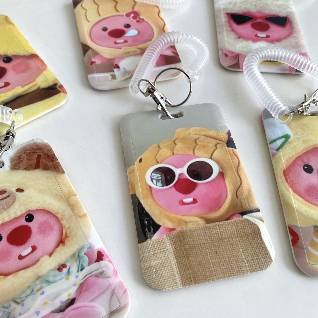 Dây Đeo Thẻ Móc Khóa Đựng Ảnh Card Holder Nhựa Cứng In Hình Loopy Shin Bút Chì